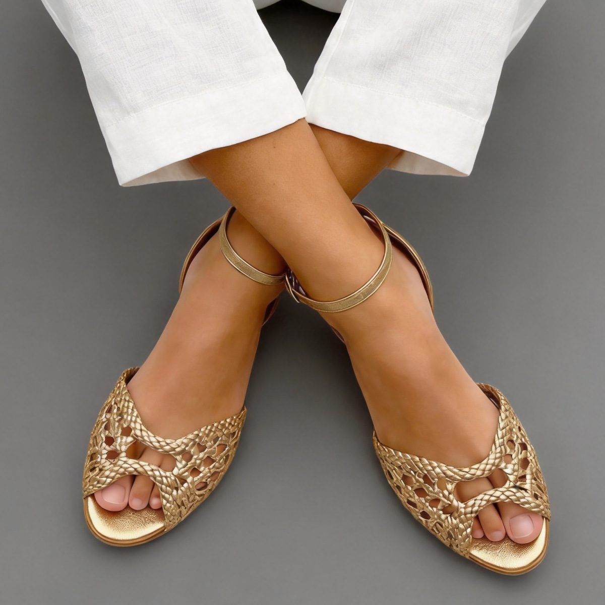 Artistic retro woven hollow flat bottomed women's summer French one-piece buckle sandals