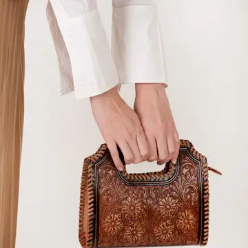 Elegant Frontier Fashion Bag featuring rustic leather texture and western-inspired design for everyday use.