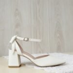 Women's off-white bow chunky heel pointed toe sandals for spring and summer - Image 3