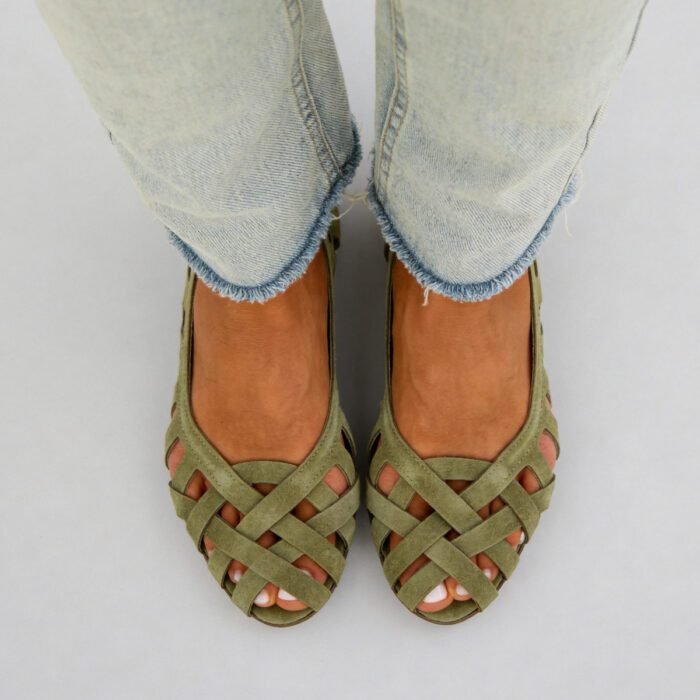 Flat bottomed hollow hole shoes anti slip beach sandals for women - Image 9